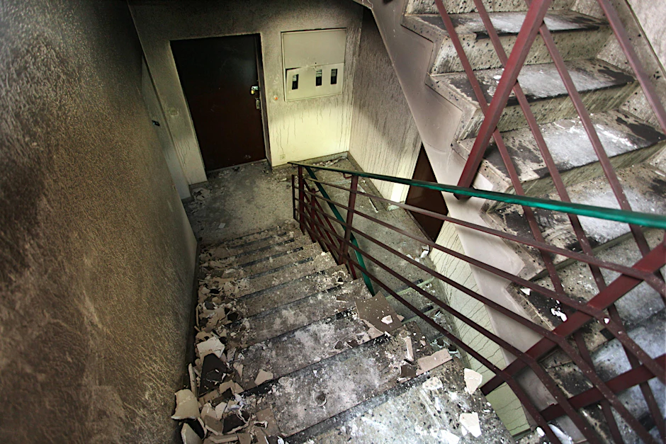 Durch die Hitze eines Wohnungsbrandes in Marienfelde wurde der ganze Hausflur zerstört. 
