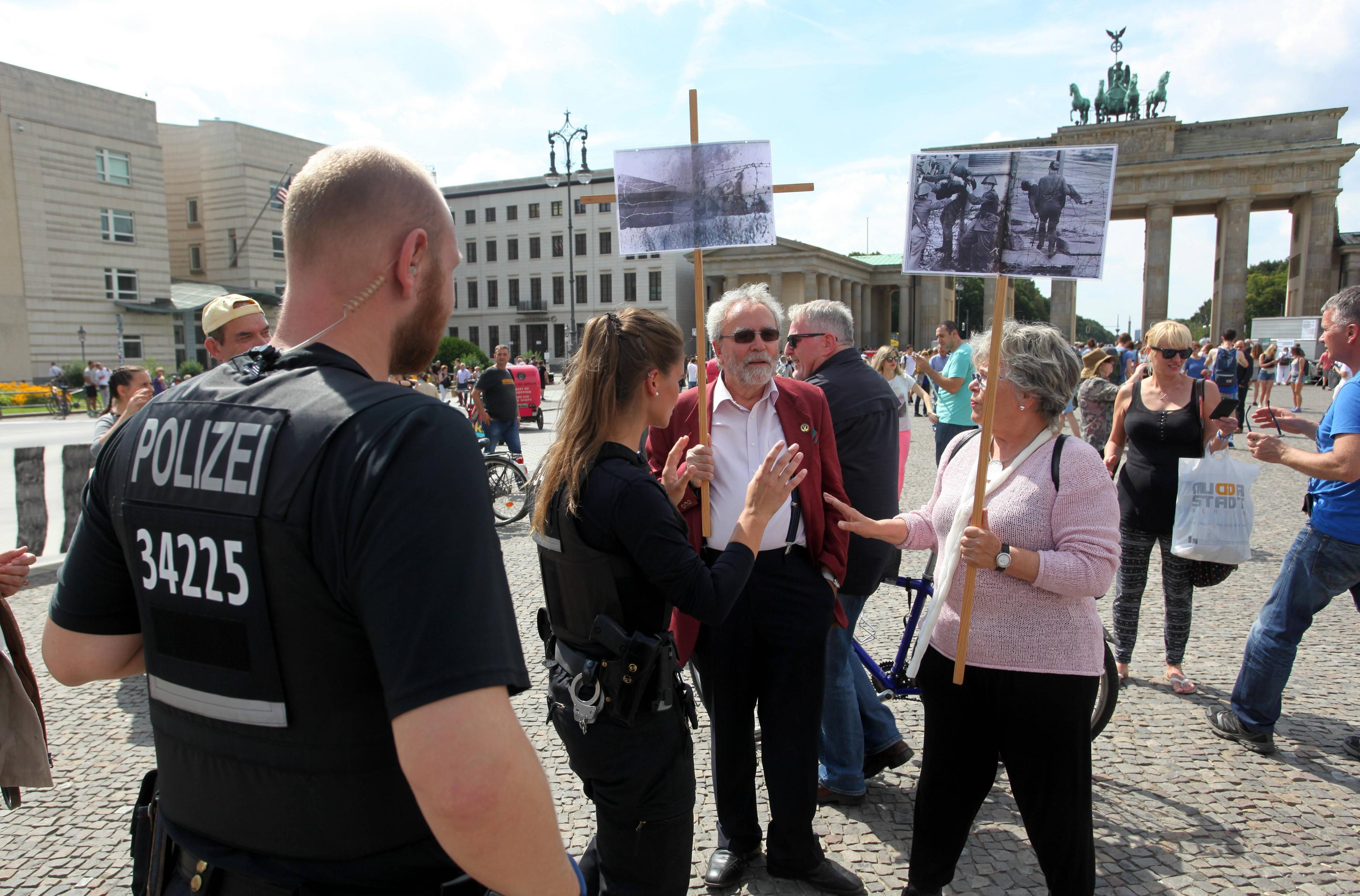Dem Transparent hielten Mitglieder des Vereinigung 17. Juni Fotos des Mauertoten Peter Fechter entgegen 