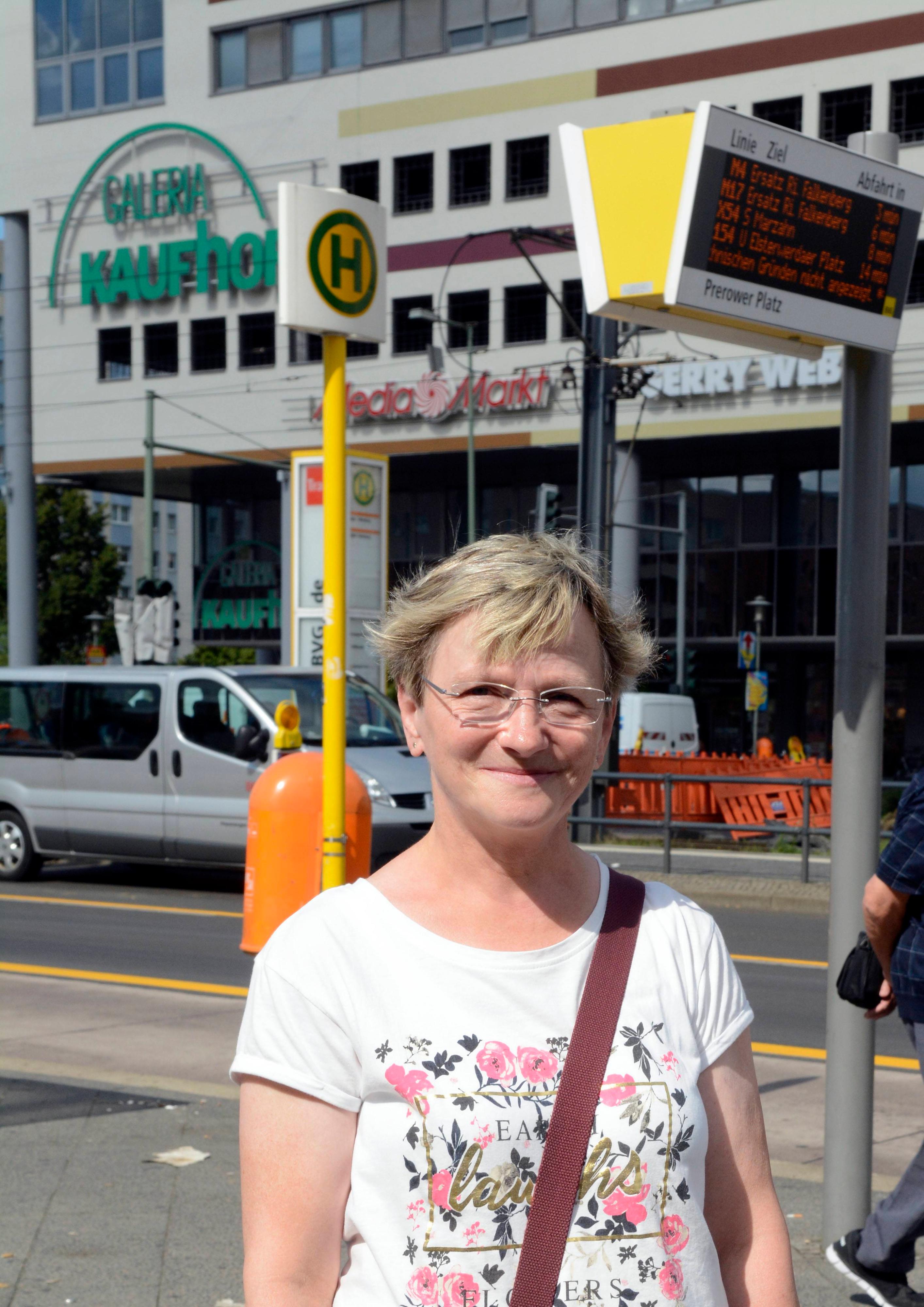 Verspätungen, Ausfälle beim 893er-Bus: Davon kann Fahrgast Liane Müller (62) ein Klagelied singen. „Baustellen und Staus auf der Strecke sorgen dafür“, sagt sie.