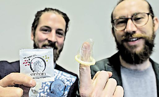 Philip Siefer und Waldemar Zeiler handeln mit Kondomen.