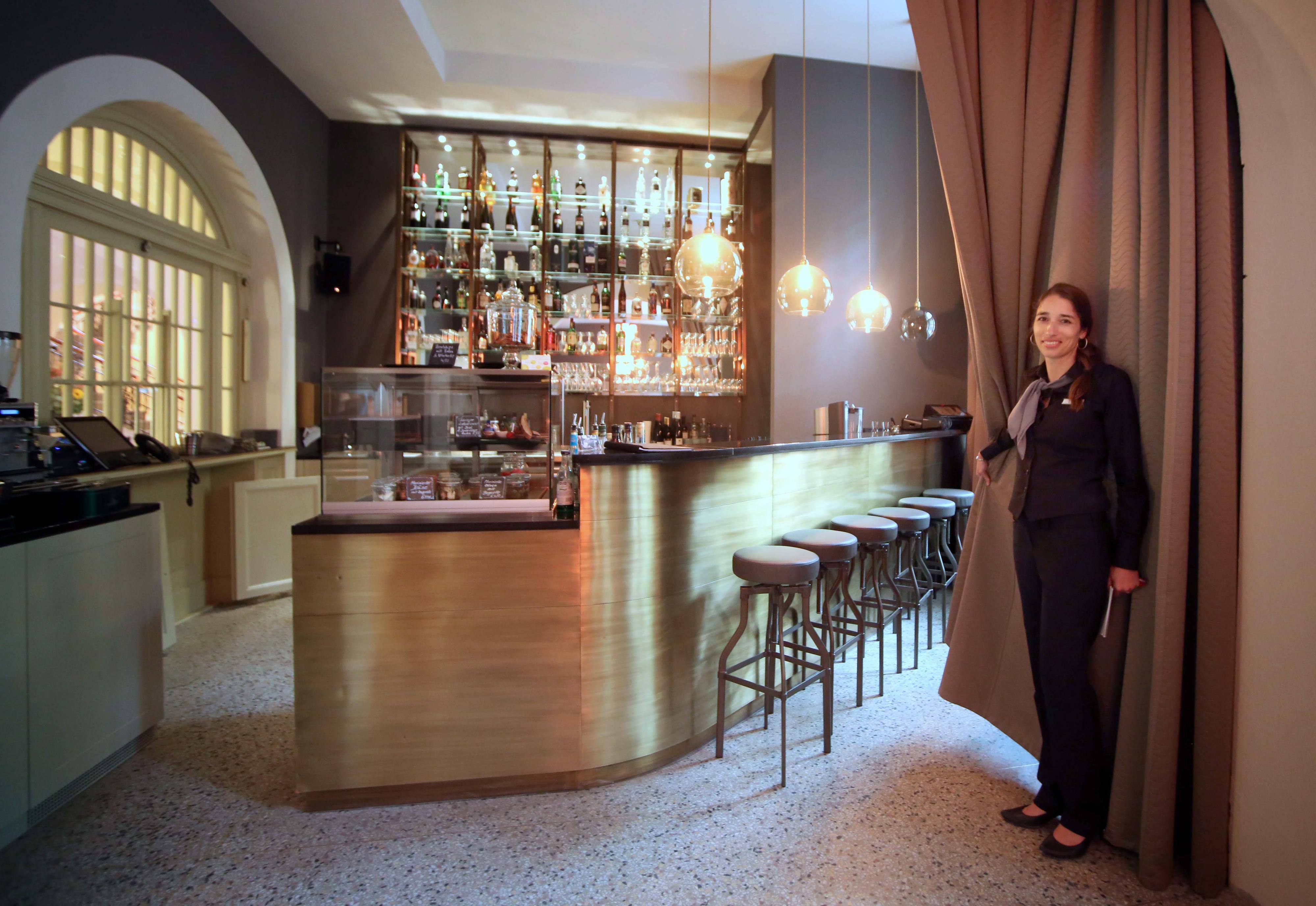 Tini Diekmann zeigt die Hotelbar. Hier warteten zu DDR-Zeiten Frauen auf eine Duschzelle.