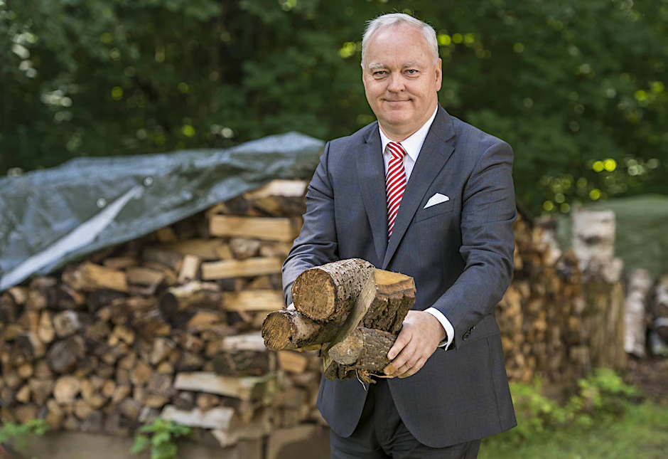 Dieser Holzhaufen sorgt seit zwei Jahren für Streit: Jetzt zieht Burkhard Scholz vor Gericht.  