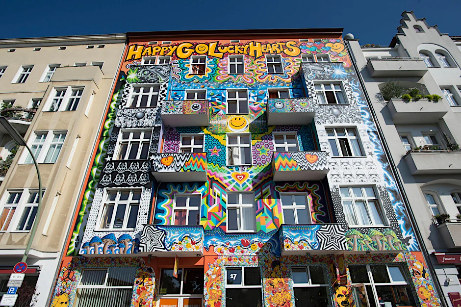 Kunterbunt bemalt ist das Hotel "Happy Go Lucky" am Stuttgarter Platz. 