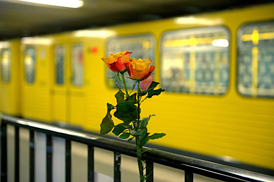 Viele Menschen legten am Tatort Blumen ab.