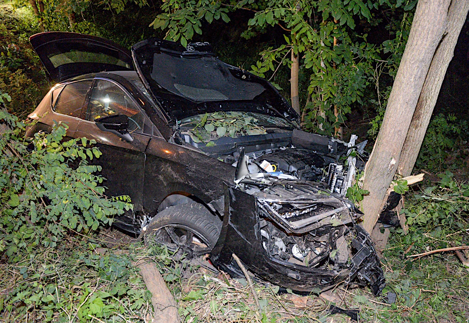 Endstation Wald: Der Seat krachte einen Vier-Meter-Abhang runter. Der Fahrer befreite sich  selbst und haute ab.