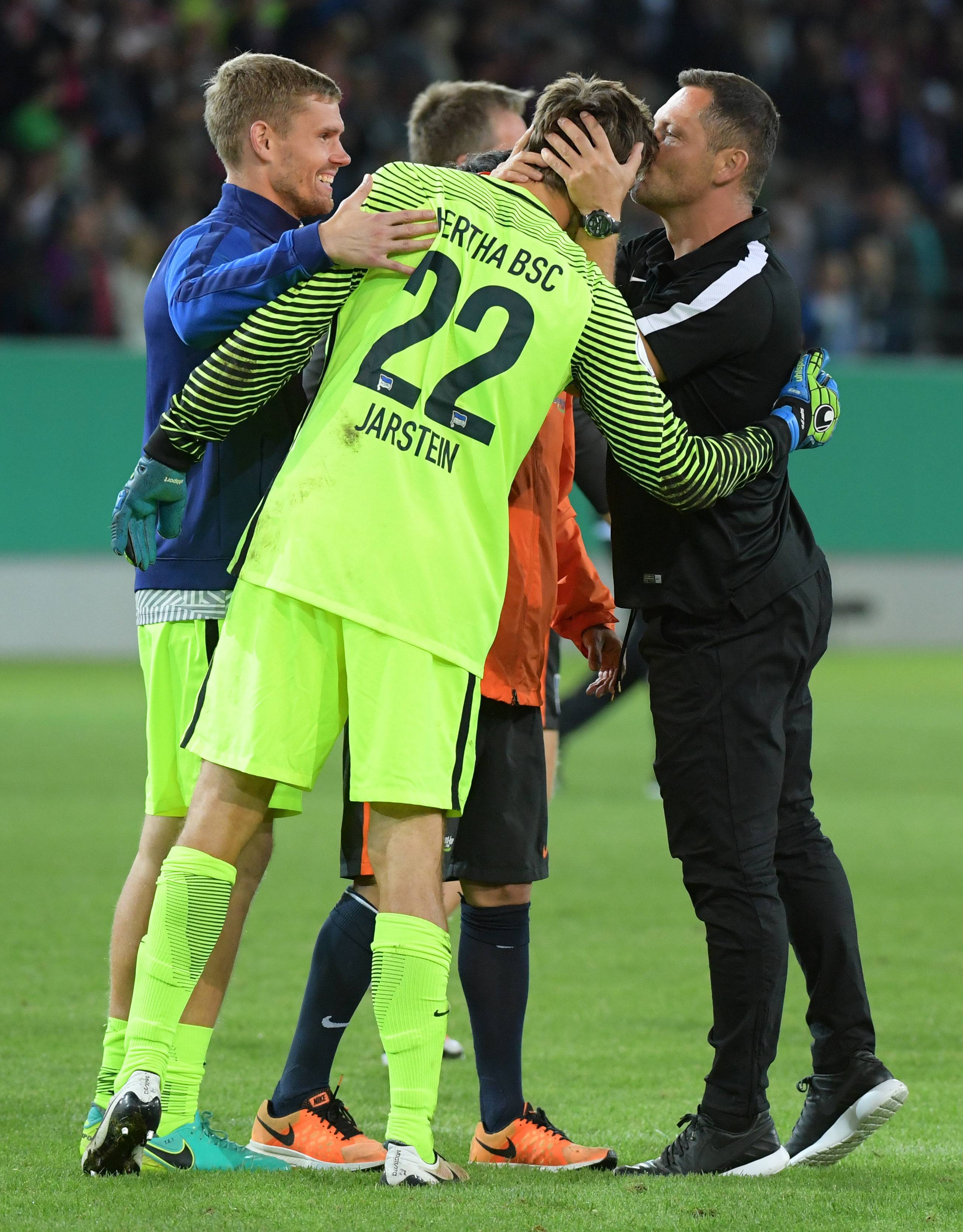 Pal Dardai feiert Elfmeterheld Jarstein.