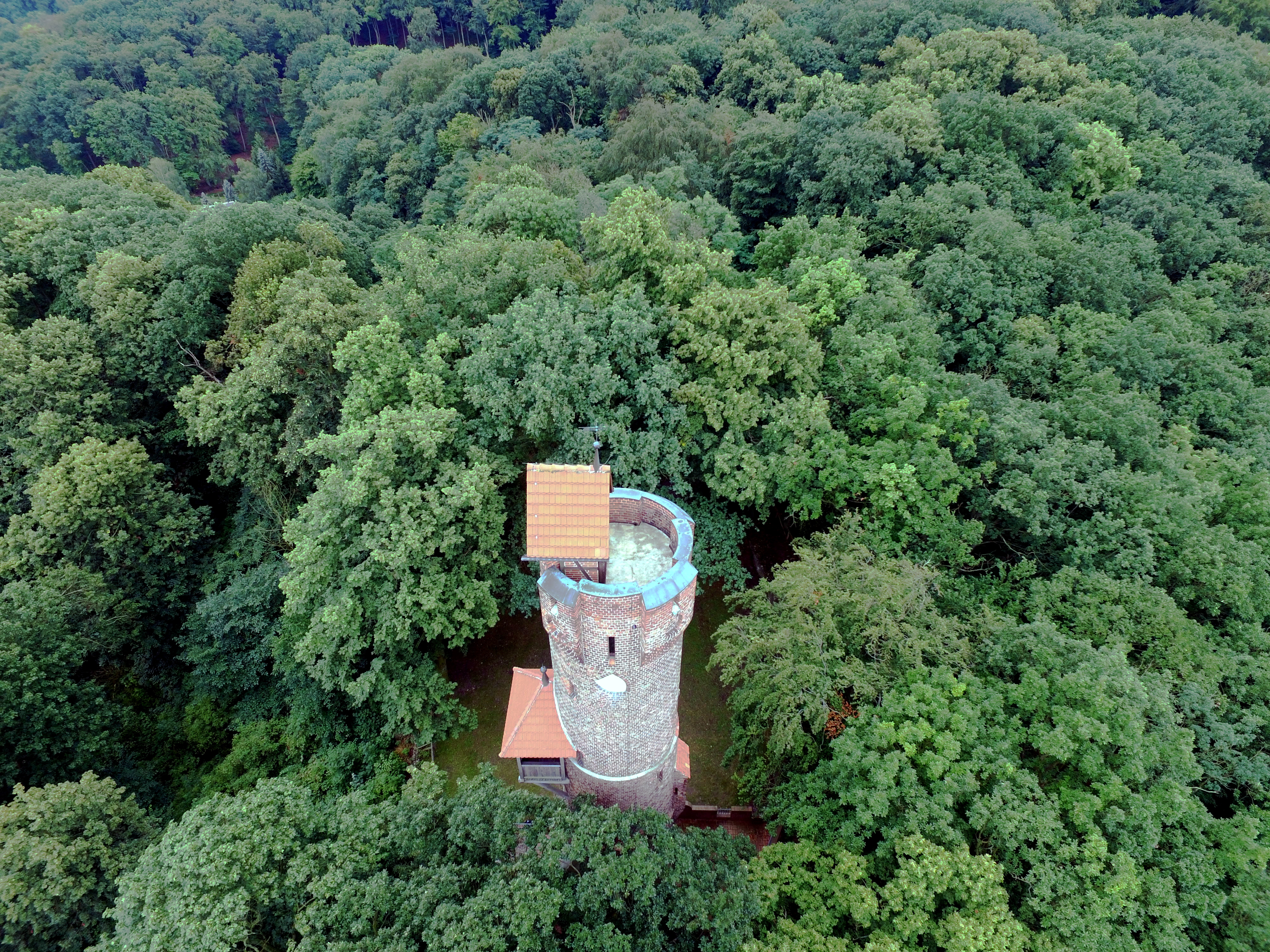 Höhepunkt der Wanderung ist der 28 Meter hohe Bismarckturm. 112 Stufen führen zur Aussichtsplattform, bei gutem Wetter kann man von hier bis zum Biosphärenreservat Schorfheide gucken.