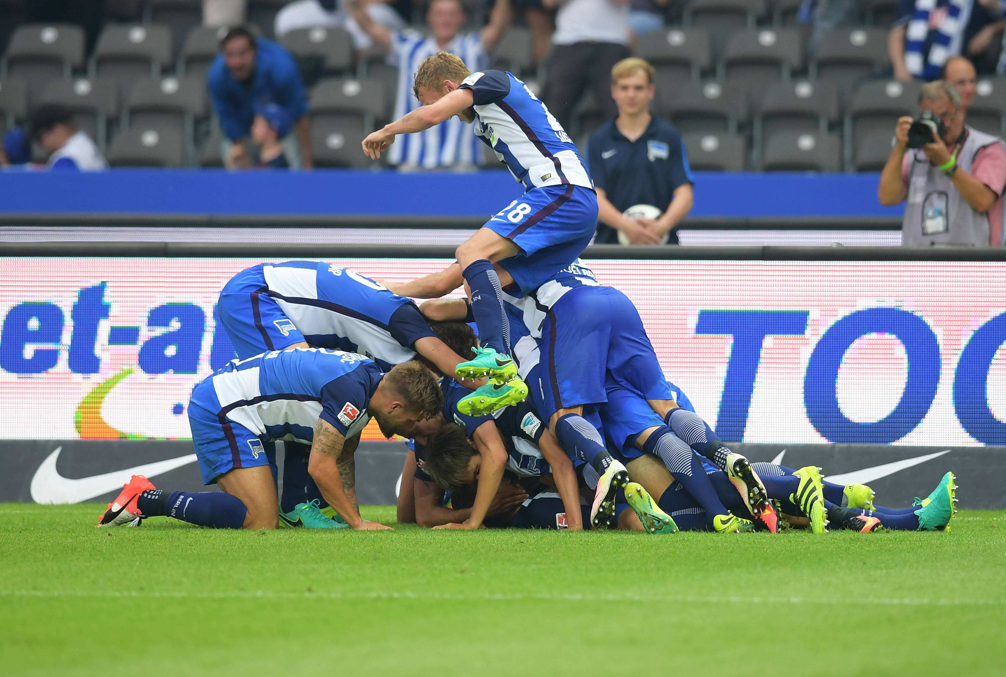 Jubeltraube in Blau-Weiß. Ganz unten liegt 2:1-Torschütze Julian Schieber, ganz oben sitzt Fabian Lustenberger. Dazwischen: Ganz viel Hertha-Glück.