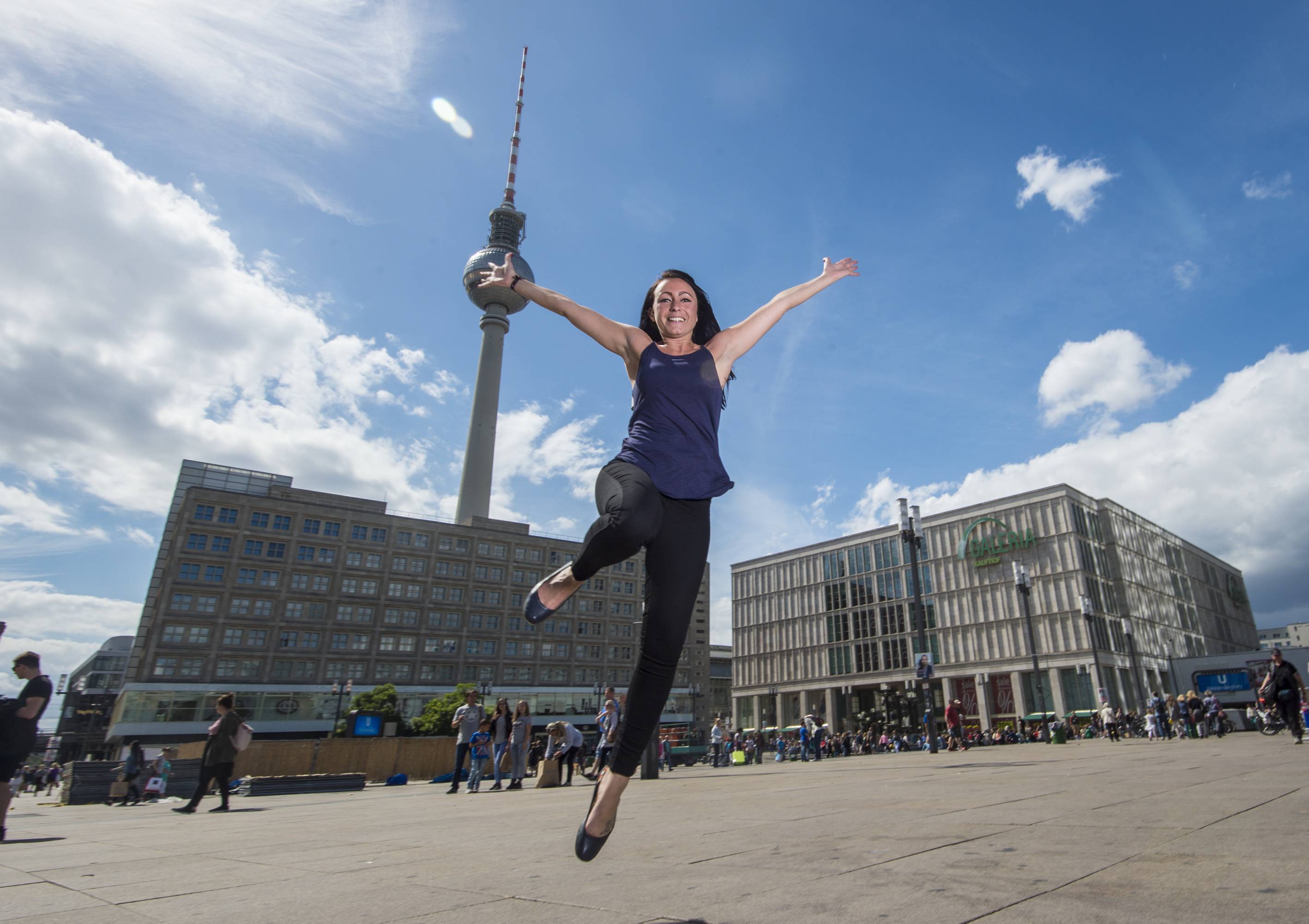 In die Luft springt Daniela (29) aus Mitte nur fürs Foto. „Ich mache keinen Sport und trinke auch mal ein Glas.“ Ihr Geheimnis ist wohl: „Ich freue mich des Lebens und bin deshalb so fit.“ 