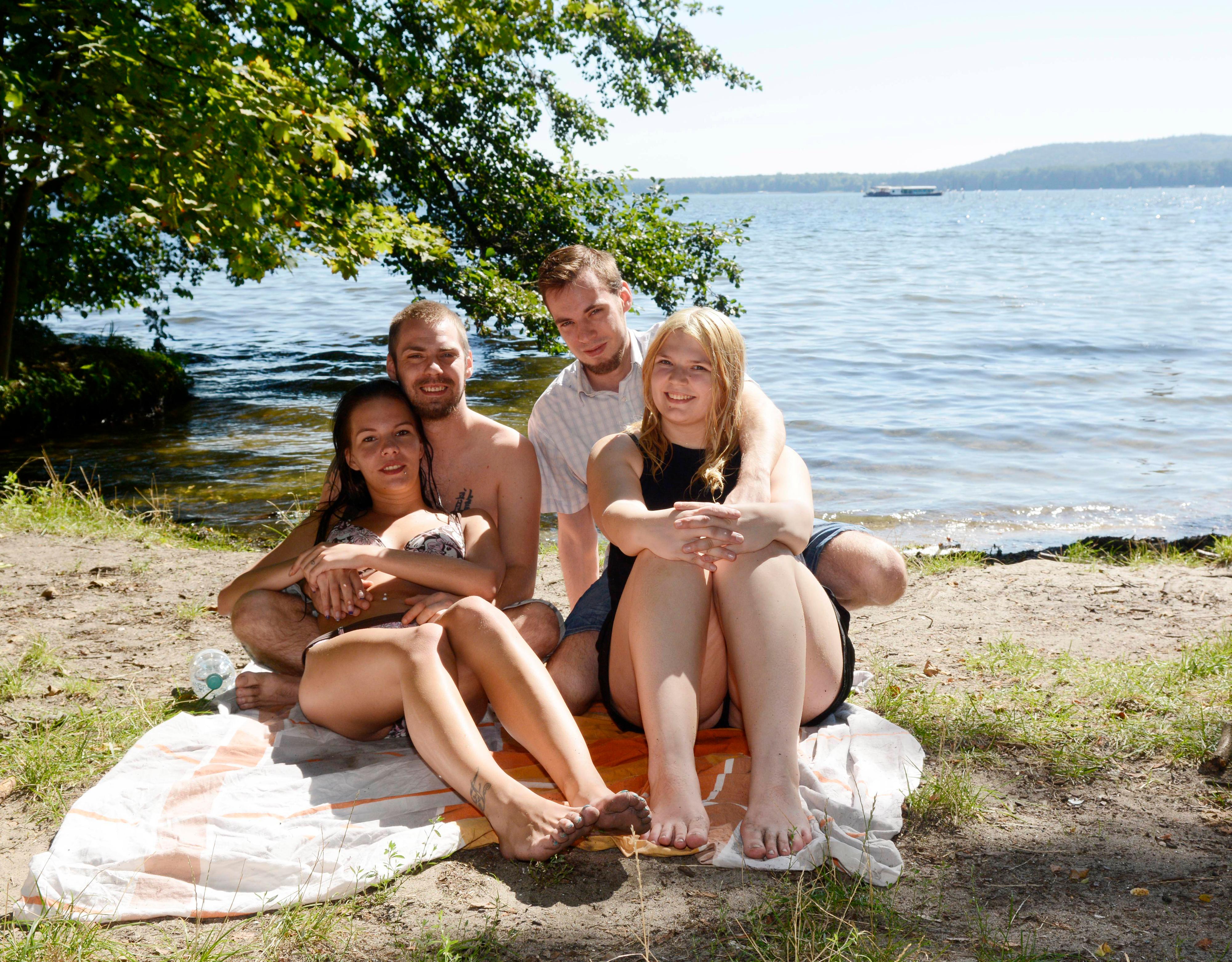 Jenny, Ralf, Sven und Angelique (v.l.n.r.) wollen auch weiter an wilden Badestellen rund um den See entspannen dürfen.