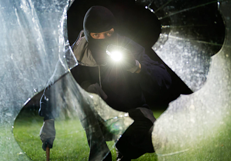 Ein Einbrecher bei der „Arbeit“: Im günstigsten Fall sorgt das neue System dafür, dass die Polizei schon da ist, wenn er kommt.