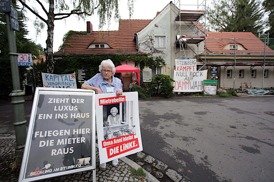 Oma Anni (95) ist das Gesicht der Mieterbewegung in ihrer Siedlung. Ihr langer Kampf gegen die Teuer-Sanierung machte die Seniorin so prominent, dass die Linkspartei auf einem Wahlplakat mit ihr wirbt.