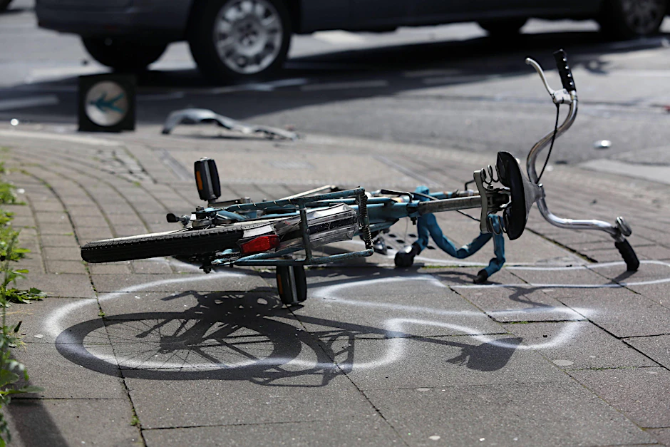Zerbeultes Fahrrad nach Unfall (Symbolfoto).