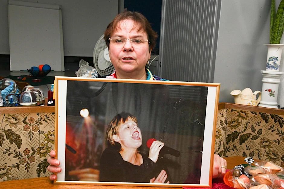 Die Berlinerin Marion Waade, Gründerin von ANUAS e.V., mit dem Foto ihrer toten Tochter 