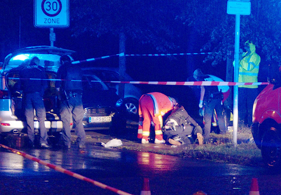 Der 25-Jährige liegt mit einer Schussverletzung auf der Erde und wird notversorgt. 