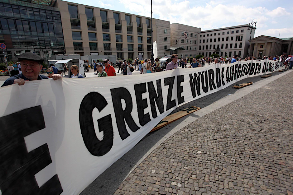 Der Verein „Unentdecktes Land“ rollte ein 50 Meter langes Transparent aus.