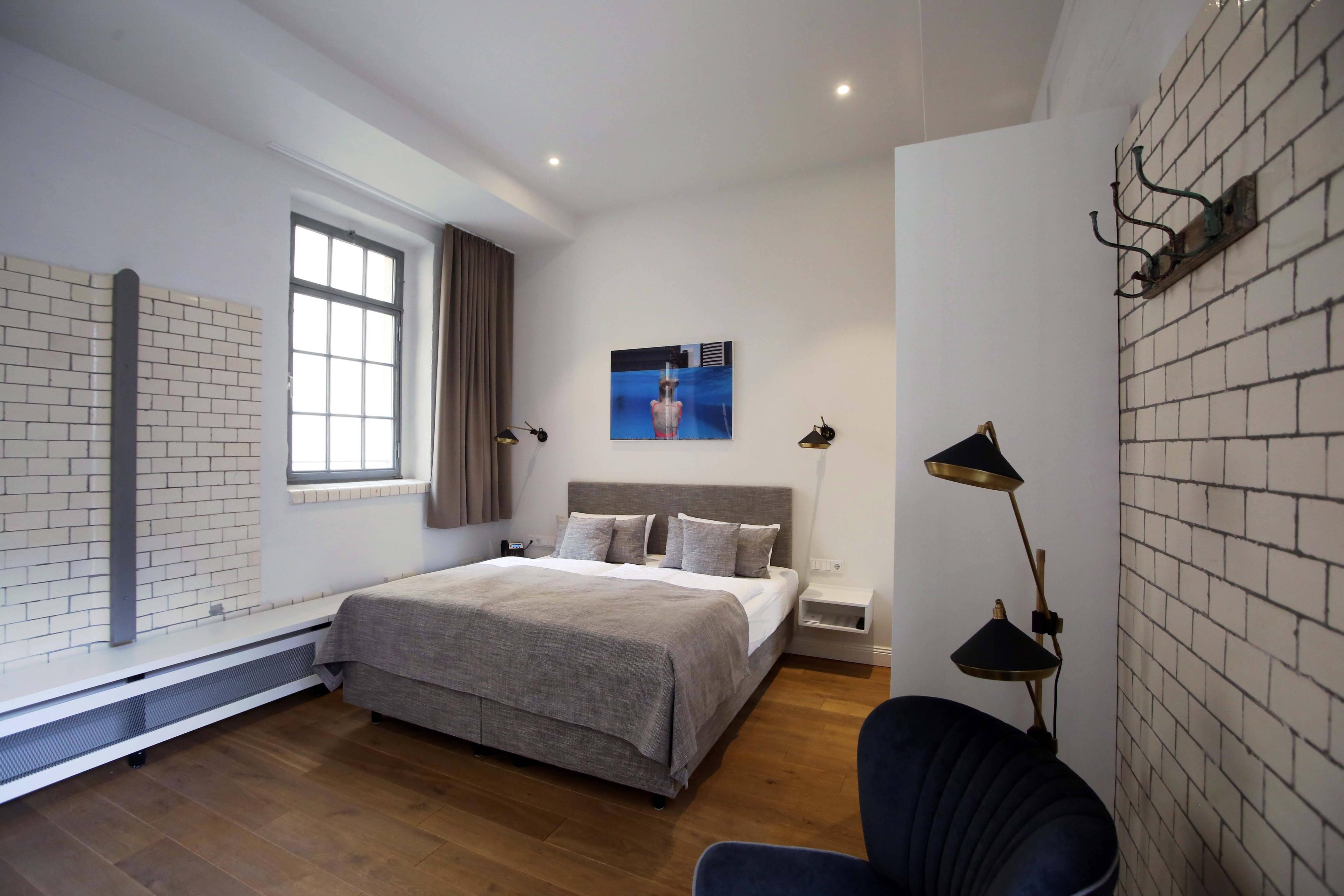  Aus den 300 Bade- und Duschzellen machte man Hotelzimmer. Die Trennwände sind noch sichtbar.