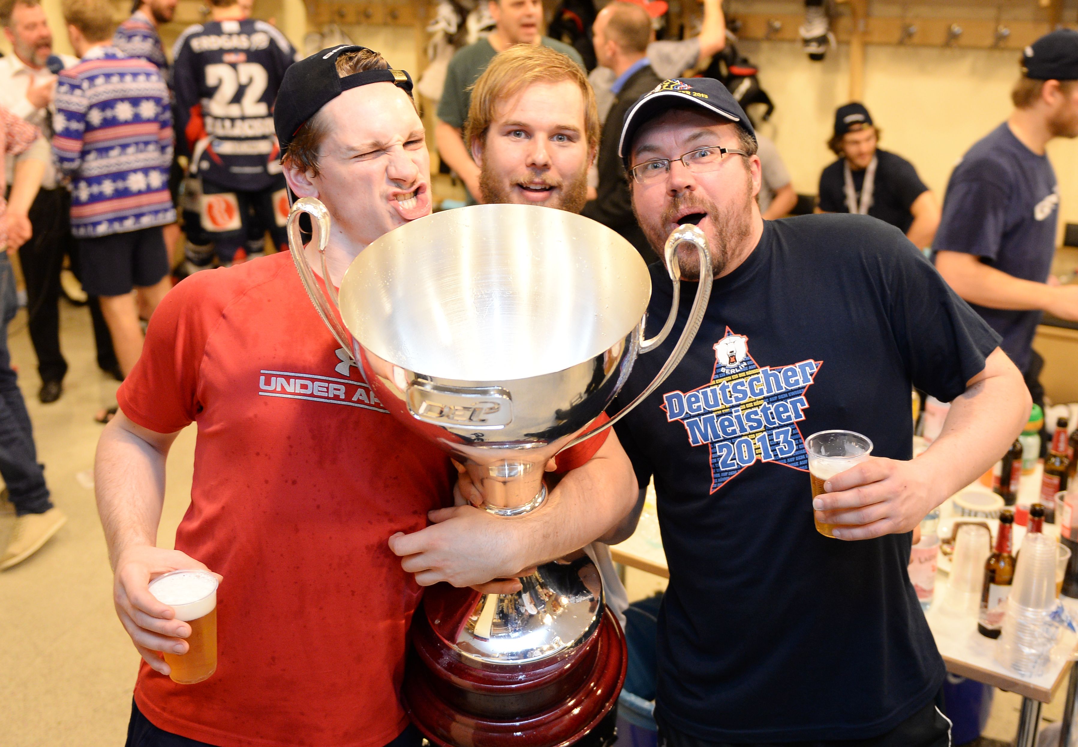 Ob Ronny Hufschläger(r.) in Österreich auch solche Meisterpartys wie mit den Eisbären feiert?