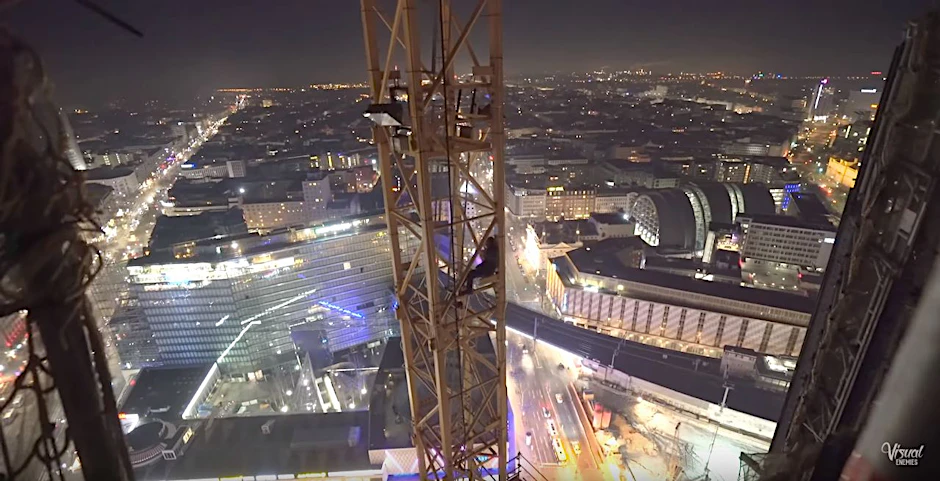 Ein Mann sitzt im Video in einem Kran in über 100 Metern Höhe.