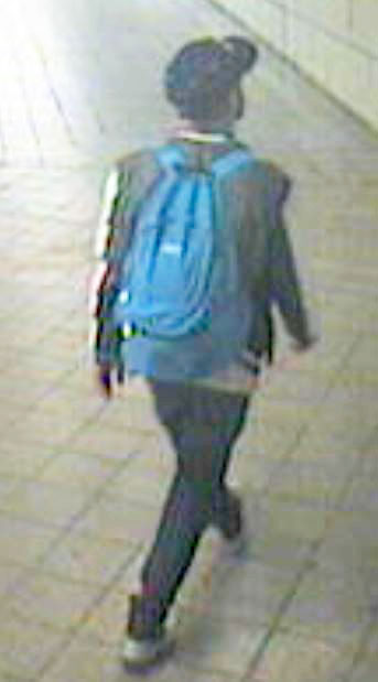 Der Mann hatte diesen blauen Rucksack bei sich.