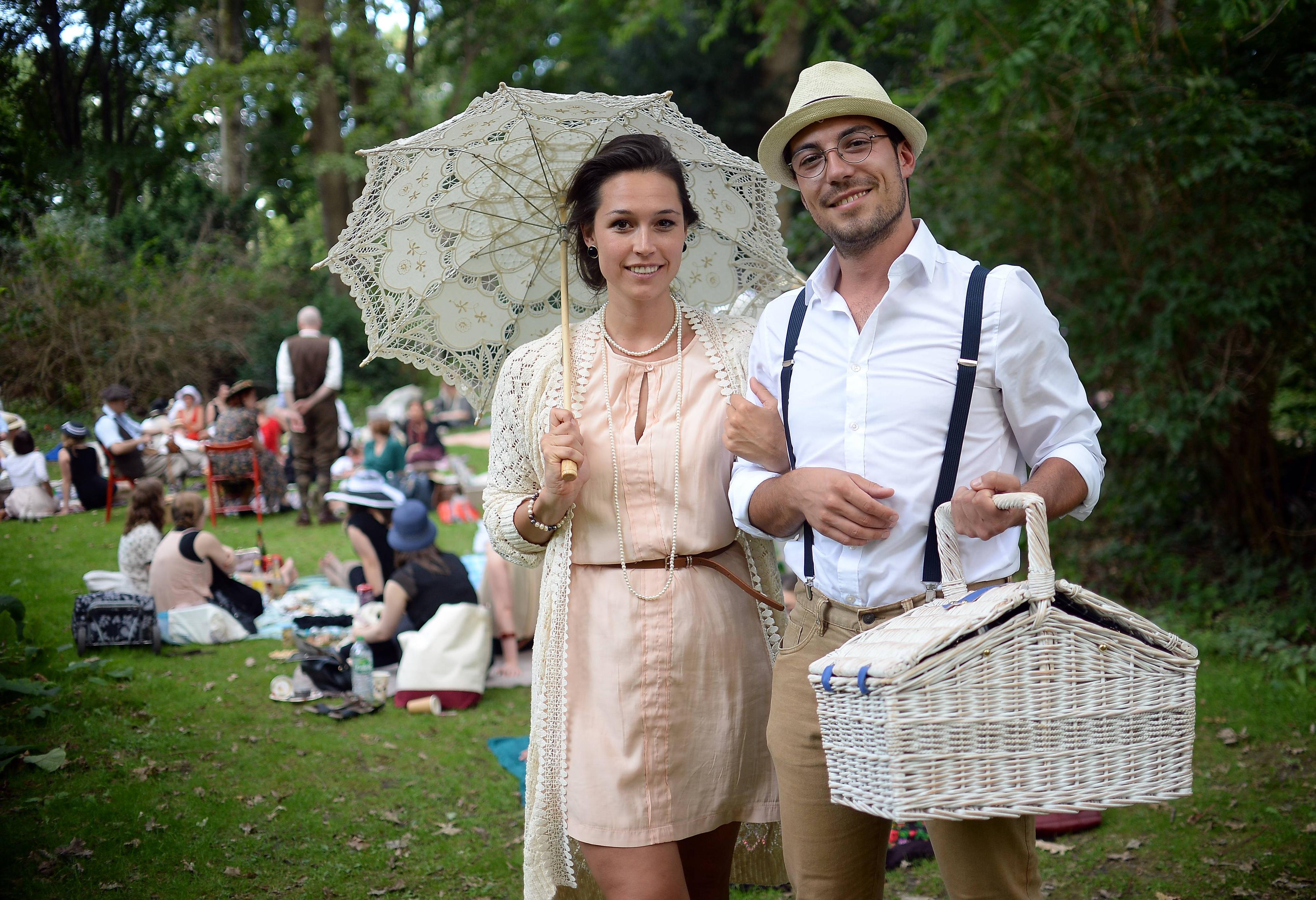 Nina und Tobias mit Picknickkorb und Sonnenschirm