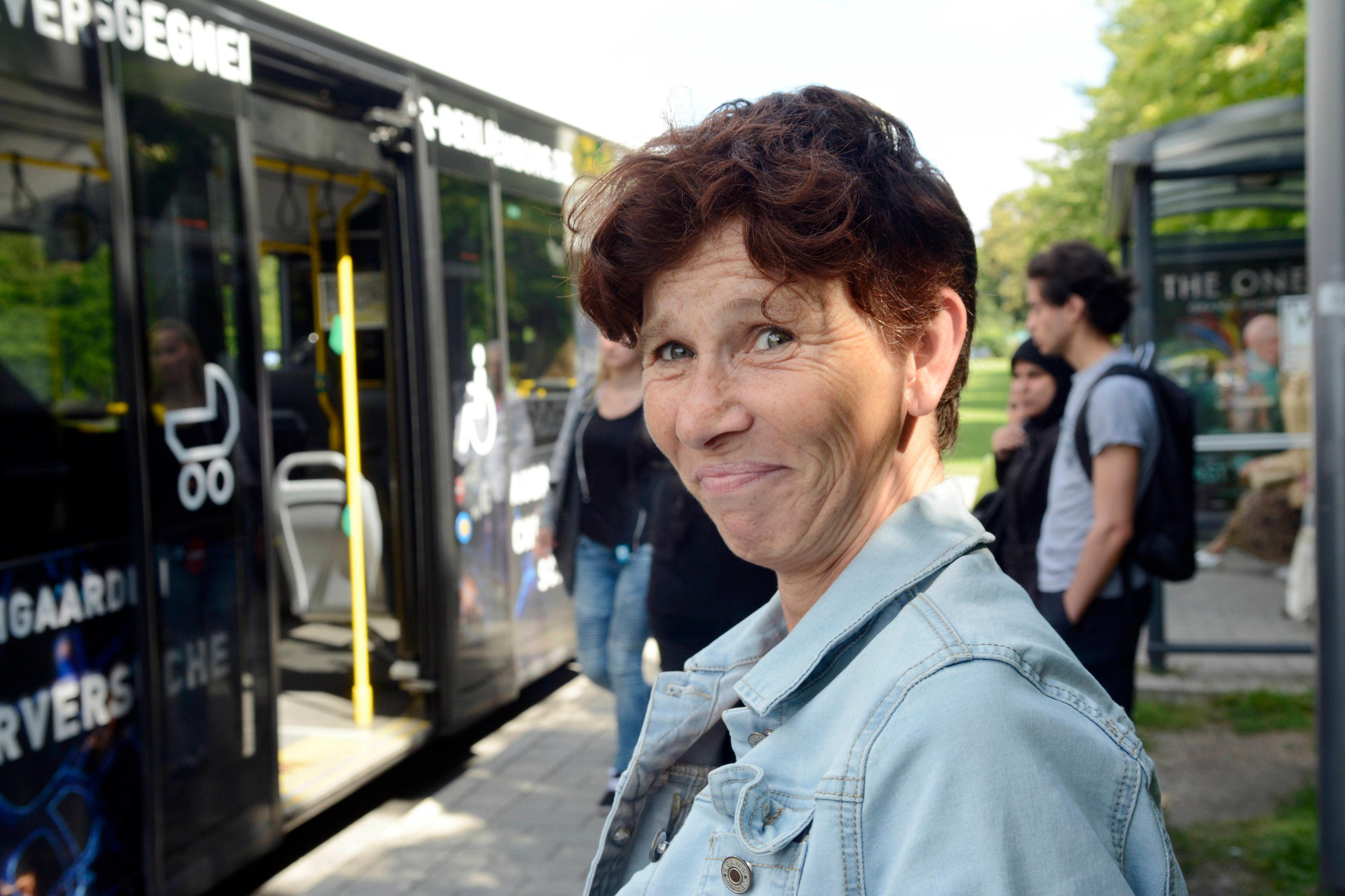 Krankenschwester Heike Hollweck (49) fährt mit dem 893er zum S-Bahnhof Buch. „Ärgerlich, dass der Bus durch eine Mega-Baustelle muss, das kostet viel Zeit.“