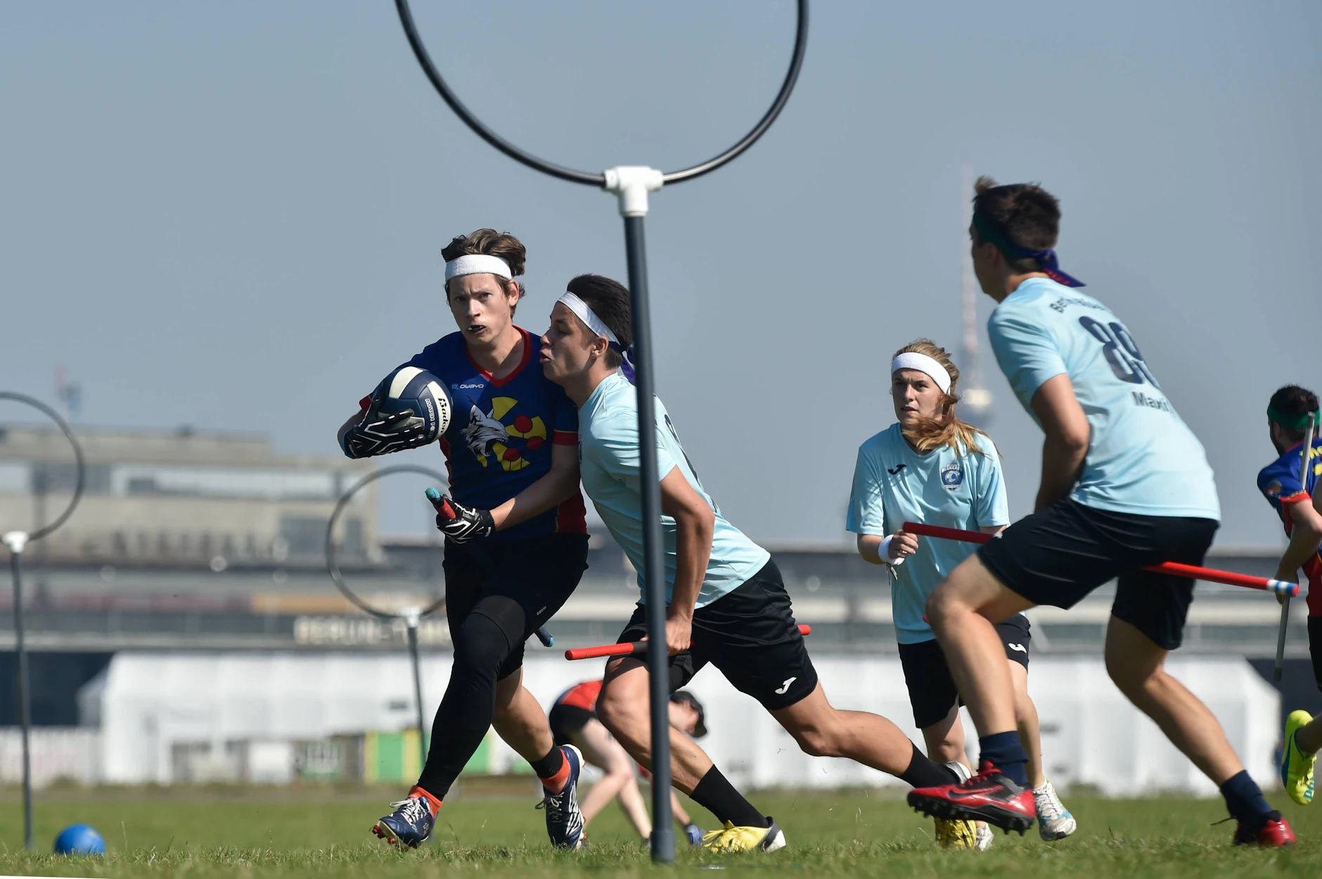 Berlin-Tempelhofer Feld: Wie bei „Harry Potter“: Quidditch-Spieler