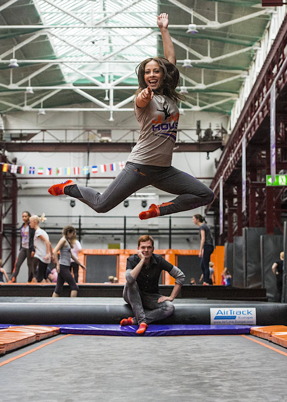 Von den Sprüngen, die Maxi (24) auf dem Trampolin zeigt, können die KURIER-Reporter nur träumen.