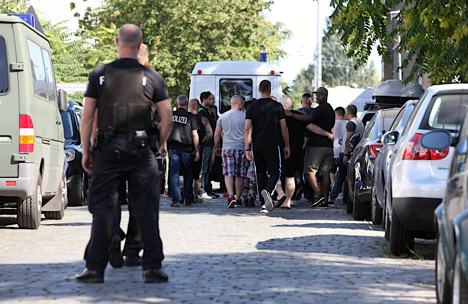 Aufgebrachte Rocker der „Guerilla Nation“ müssen beruhigt werden. Auf der Straße wurde gerade eins ihrer Mitglieder (28) erschossen.