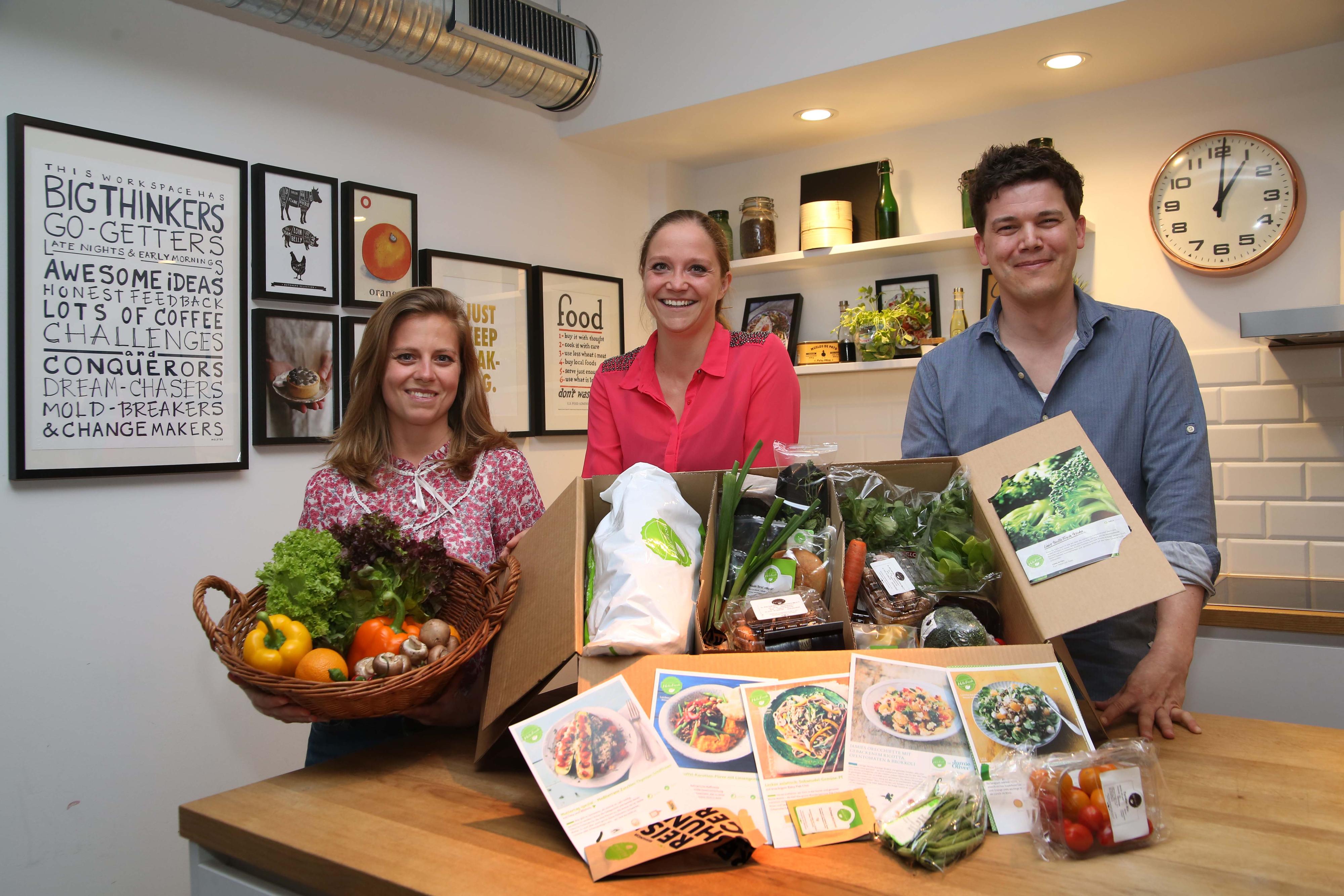 Das Team von „Hello Fresh“ - hier Katharina Hoffmann, Romy Lindenberg und Tobias Kitzbichler – verkauft fertige Kochboxen.