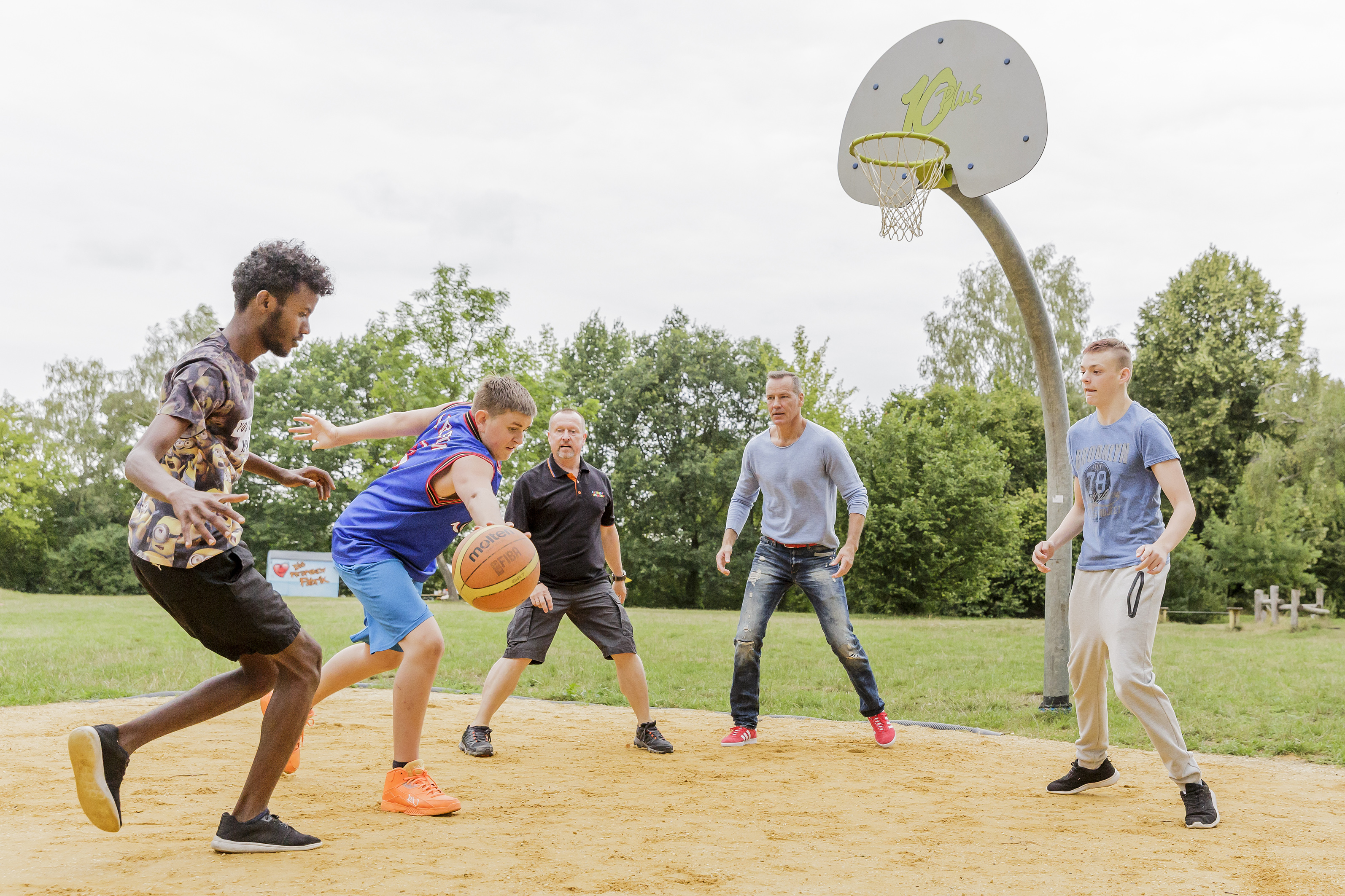 Ein Blick in Henry Maskes Gesicht reicht: Sobald es um Sport geht, auch beim Basketball, ist der Ehrgeiz-Faktor der Boxlegende wieder auf 100 Prozent.