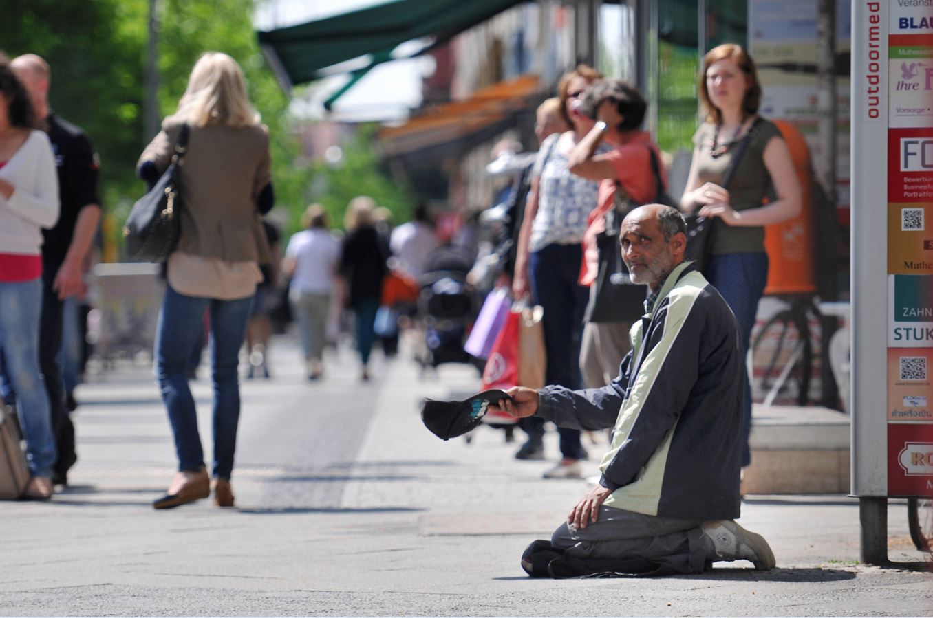 Image - Bettler in Berlin: Klimpern im Pappbecher