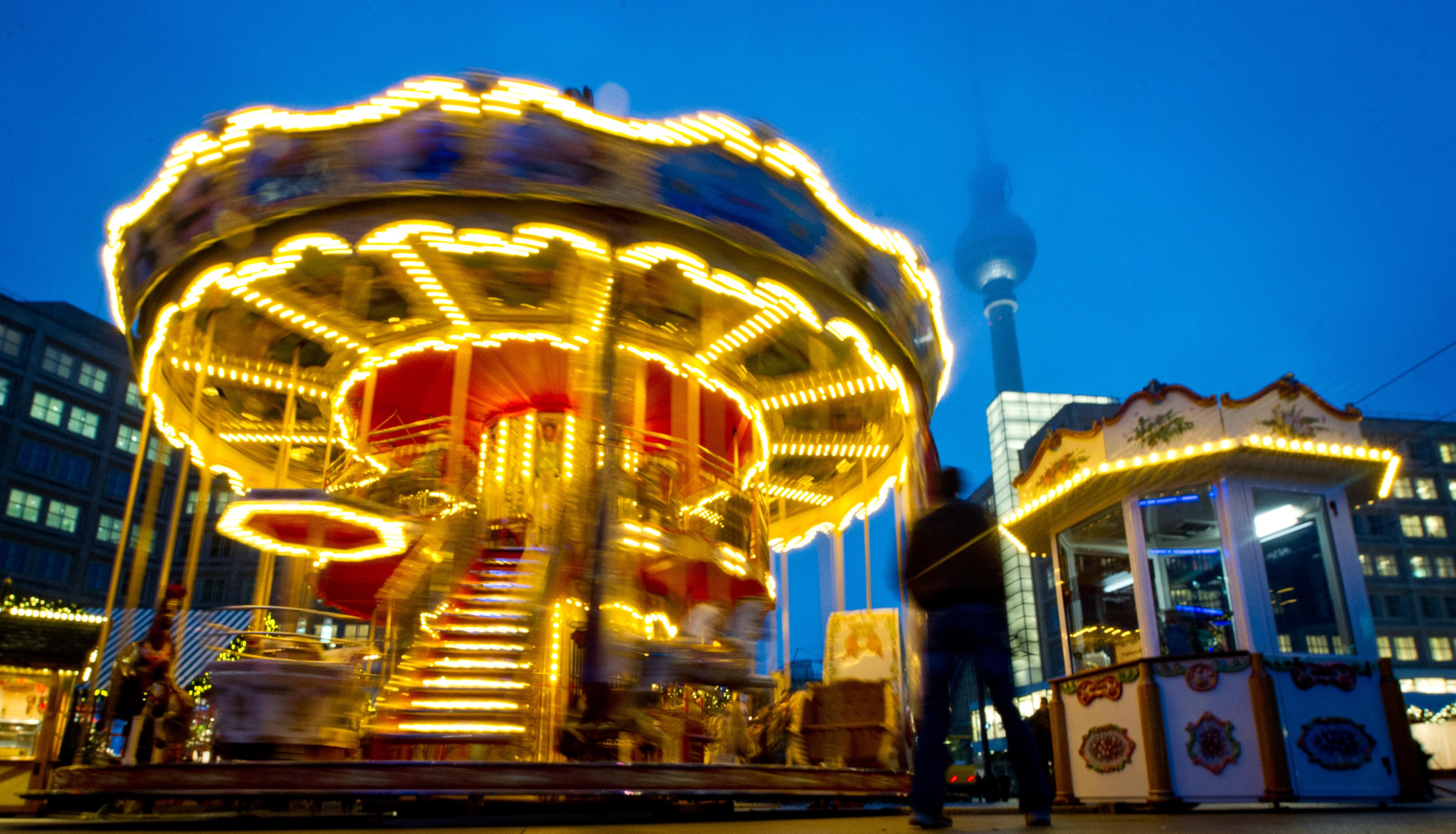 Alexanderplatz in BerlinMitte Mädchen auf Weihnachtsmarkt am Alexa