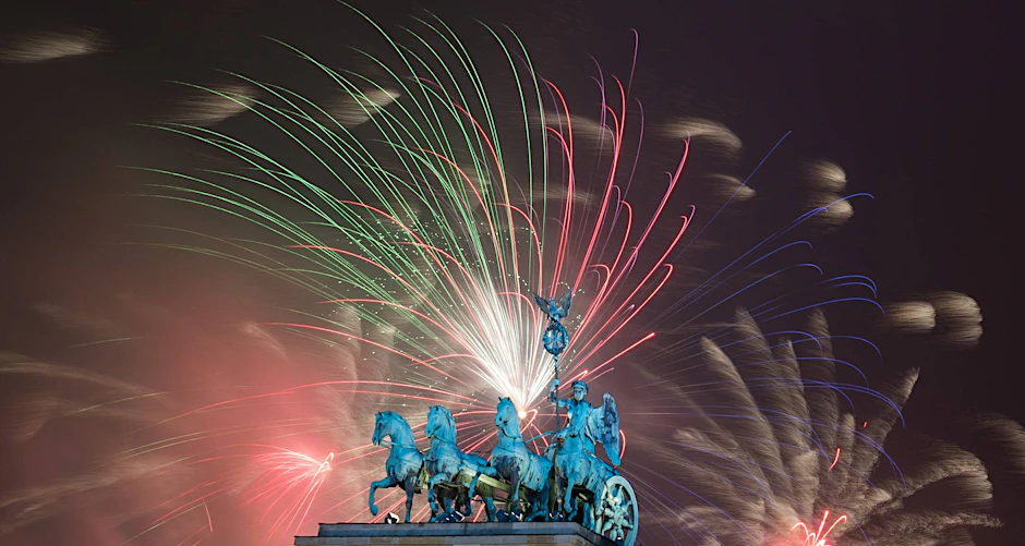 Zu Silvester wird wieder ein Feuerwerk am Brandenburger Tor in Berlin gezündet. 