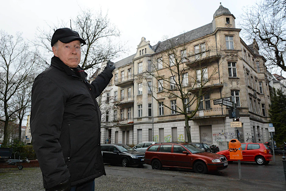 Friedrich Dannenberg vor dem Haus Stubenrauchstr. 69 (Friedenau): „Es verrottet seit 30 Jahren.“