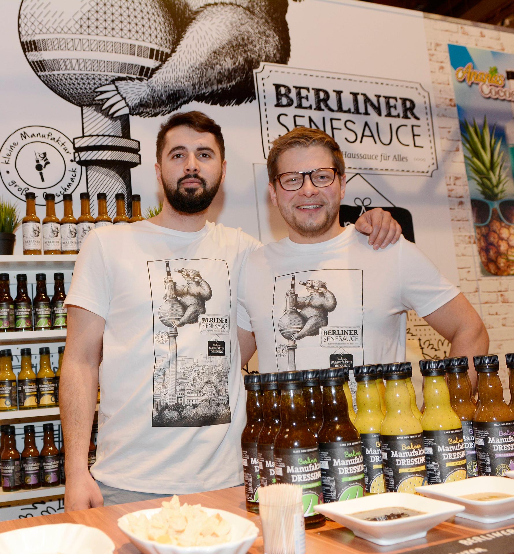 Üveys Gökmen (27, li.) und Adam Mikusch (36) stellen Senfsoßen in Lichtenberg her.