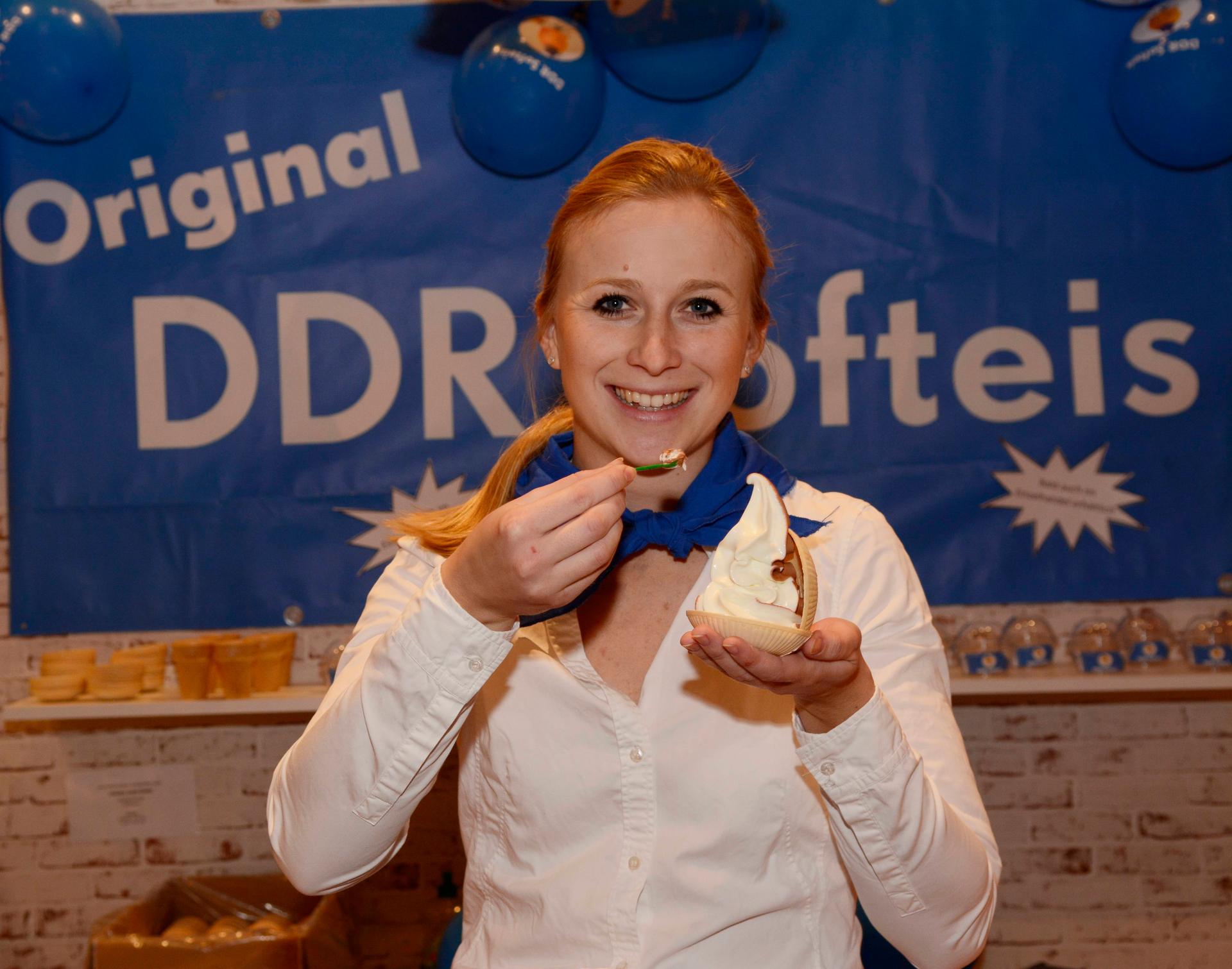 Karolina Stich aus Lichtenberg mit einem kleinen Löffelchen ihres DDR-Softeises.