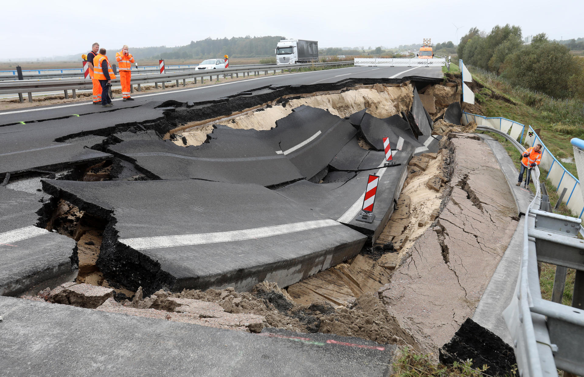 Das abgesackte Autobahnteilstück der A20 an der Trebeltalbrücke bei Tribsees (Mecklenburg-Vorpommern) wird von Fachleuten begutachtet.