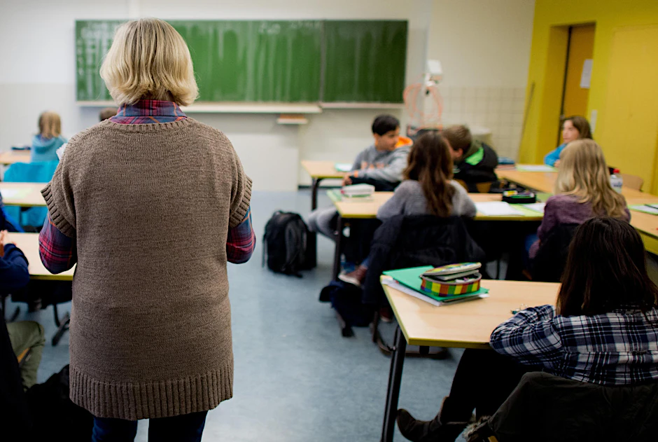 Eine Lehrerin in einer Schulklasse.