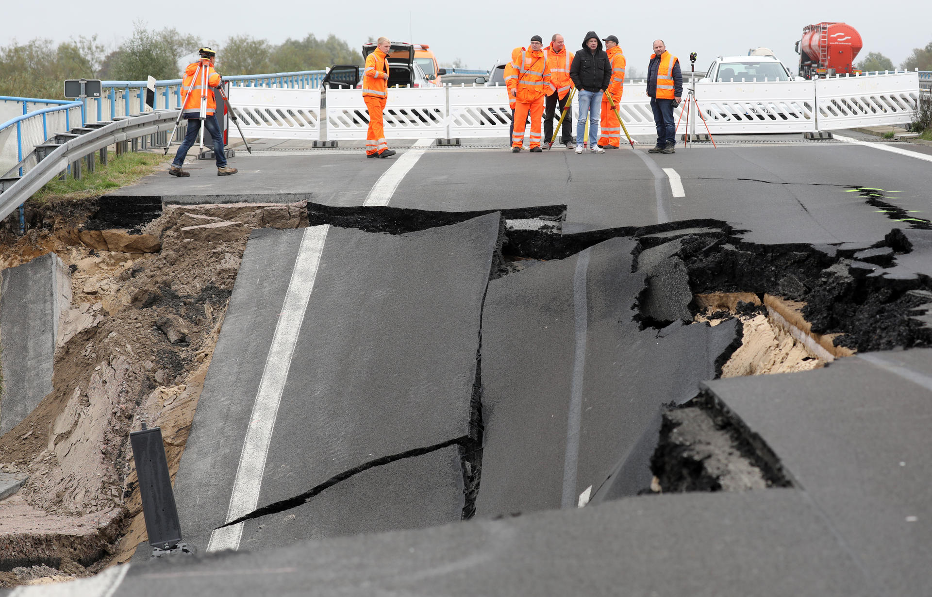 Das abgesackte Autobahnteilstück der A20 an der Trebeltalbrücke bei Tribsees wird von Fachleuten begutachtet.