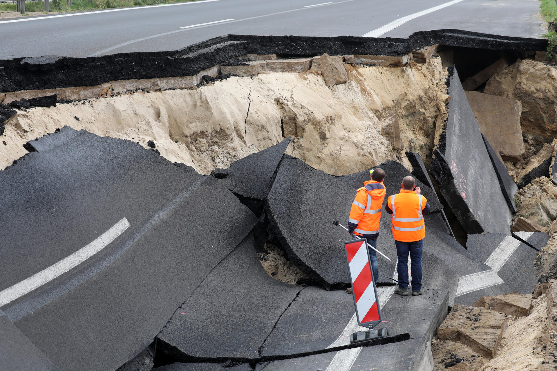 Das abgesackte Autobahnteilstück der A20 an der Trebeltalbrücke bei Tribsees wird von Fachleuten begutachtet.
