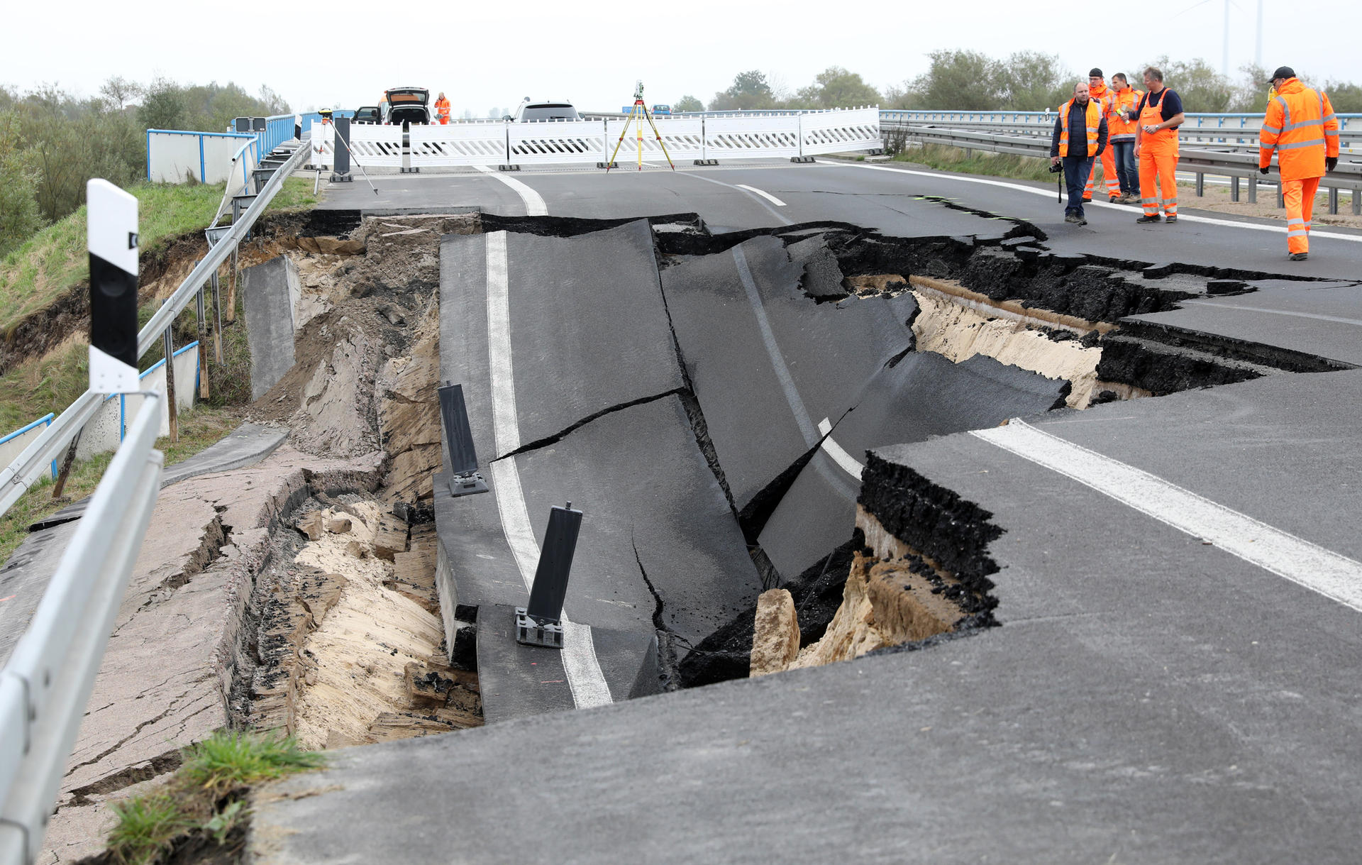 Das abgesackte Autobahnteilstück der A20 an der Trebeltalbrücke bei Tribsees (Mecklenburg-Vorpommern) wird von Fachleuten begutachtet.