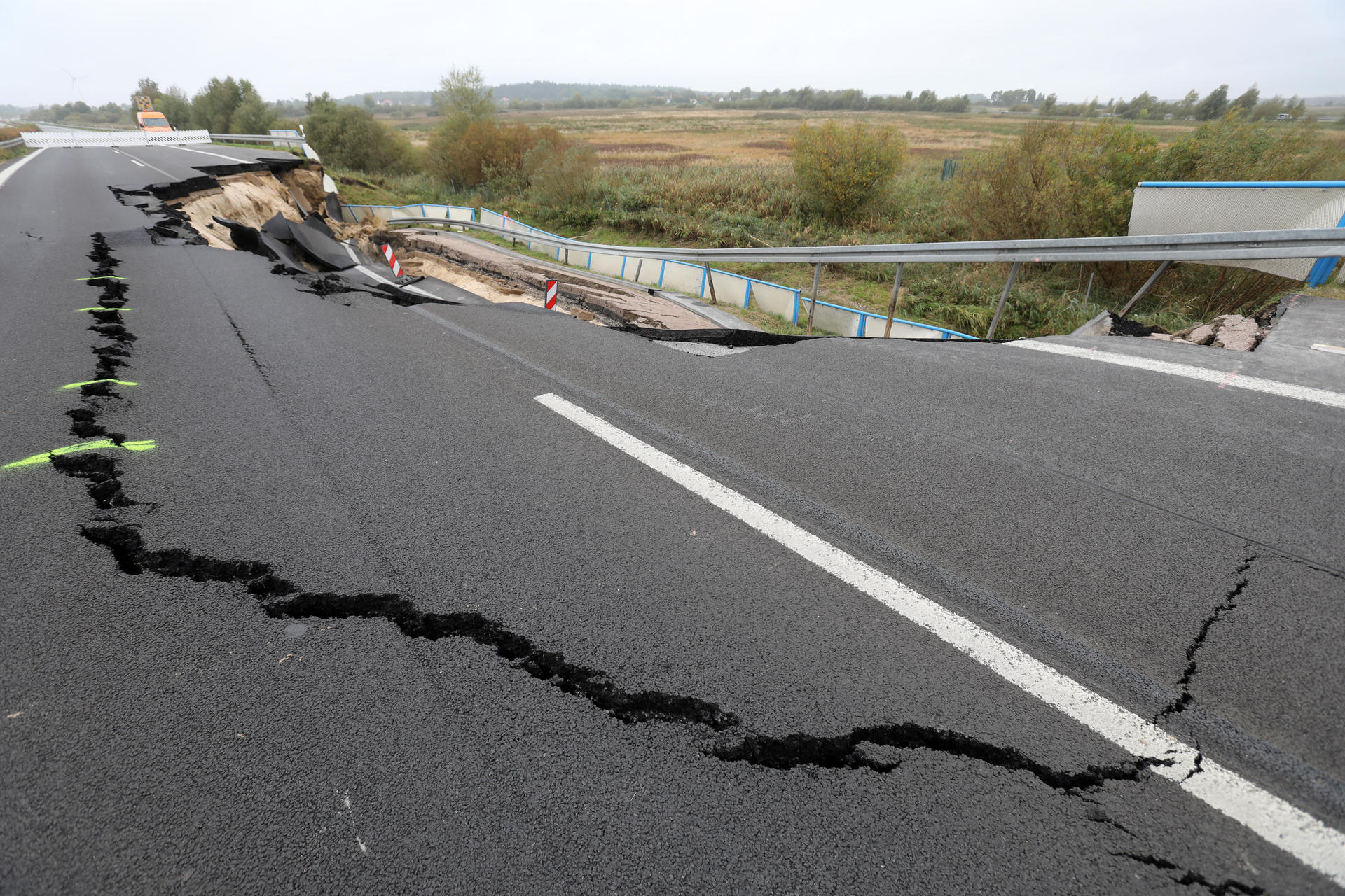 Risse klaffen an dem abgesackten Autobahnteilstück der A20 an der Trebeltalbrücke bei Tribsees