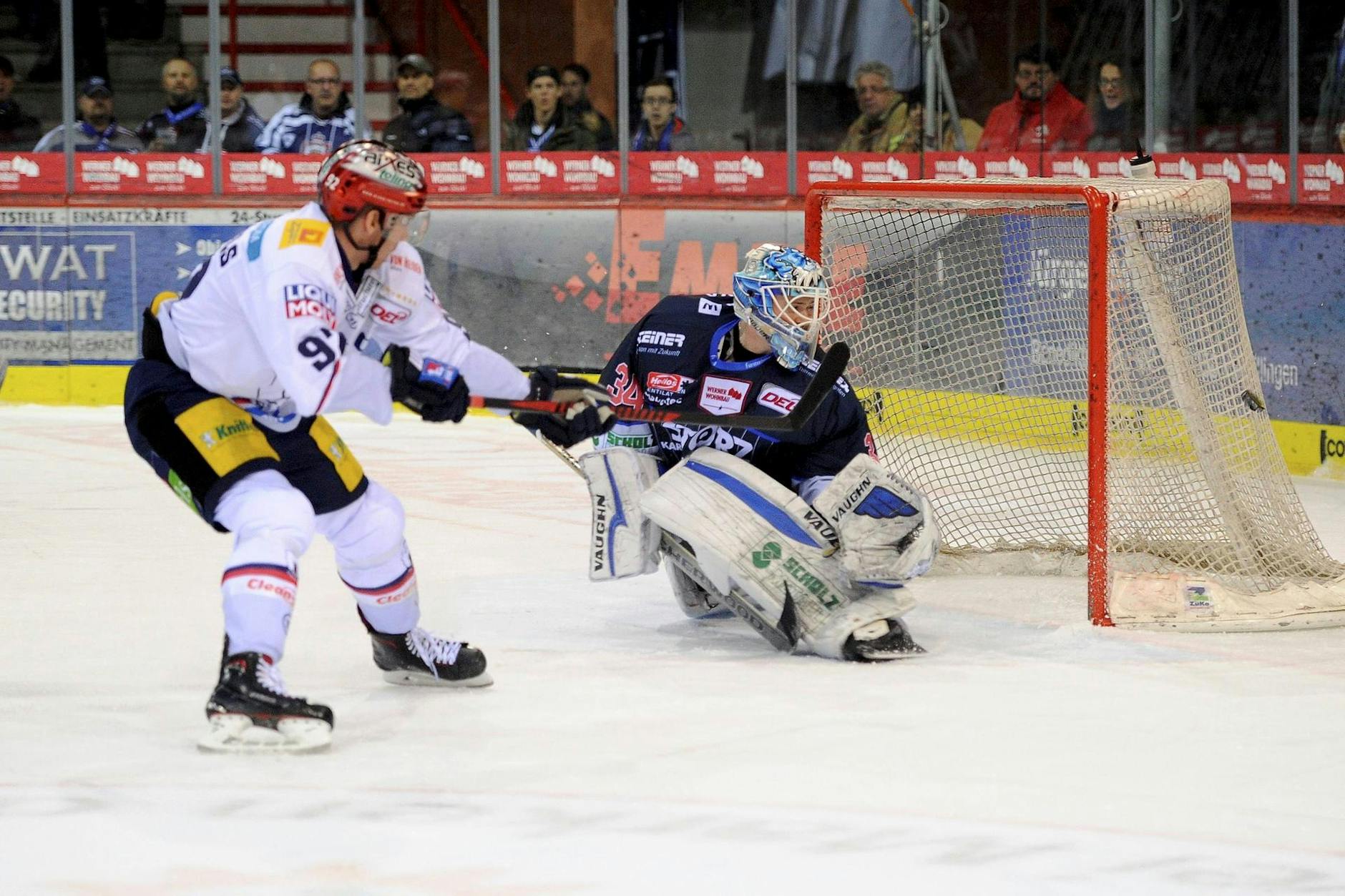 Berliner siegen Marcel Noebels schlenzt die Eisbären ins Glück