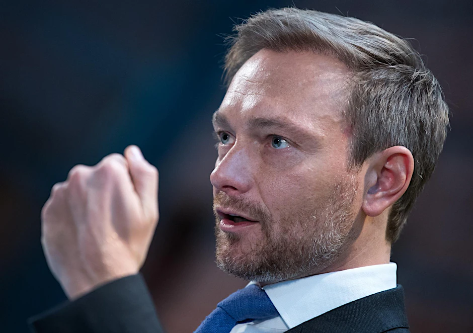Christian Lindner (FDP) steht beim Bäcker in der Schlange.