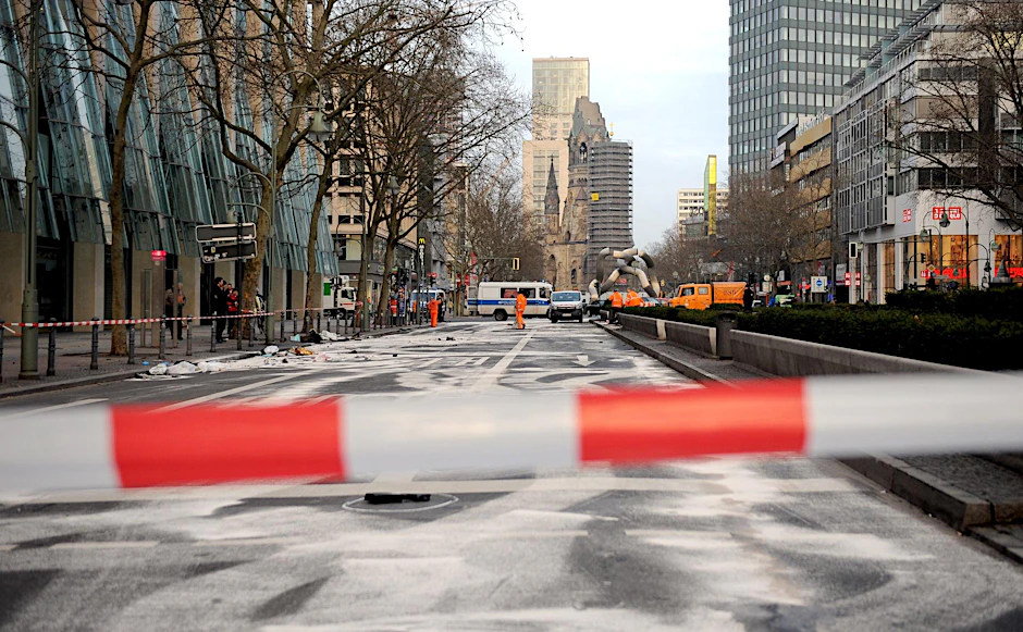 Die gesperrte Tauentzienstraße am Morgen nach dem illegalen Rennen im Februar 2016.