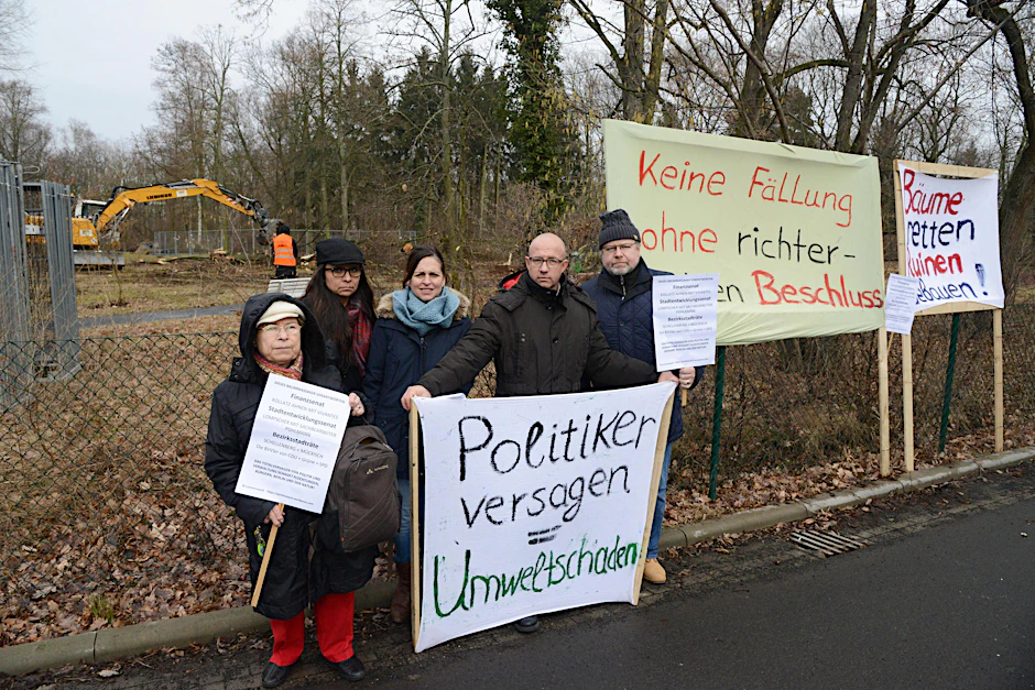 Anwohner-Demo gegen die Baum- Rodungen im Leonorenpark.