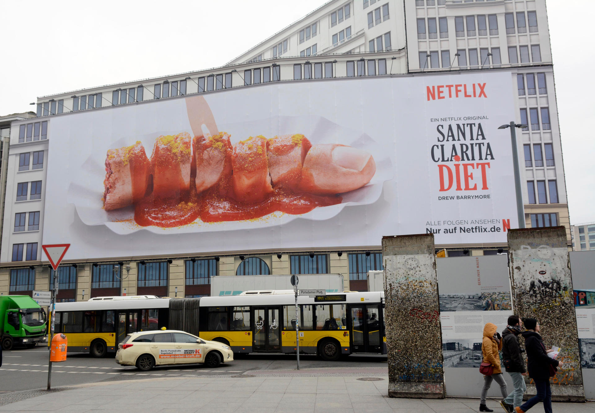 Image - Zu blutig : Der Wurstfinger am Potsdamer Platz in Berlin muss weg