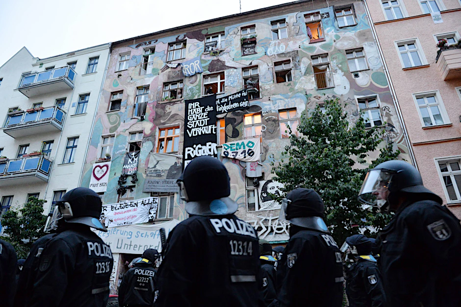 In der Vergangenheit führte die Räumung der Rigaer Straße führte zu teils gewalttätigen Protesten von Unterstützern. Die Polizei griff ein. 