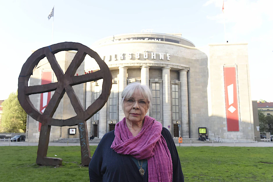 Annekathrin Bürger vor der Volksbühne, an der sie 40 Jahre lang spielte.